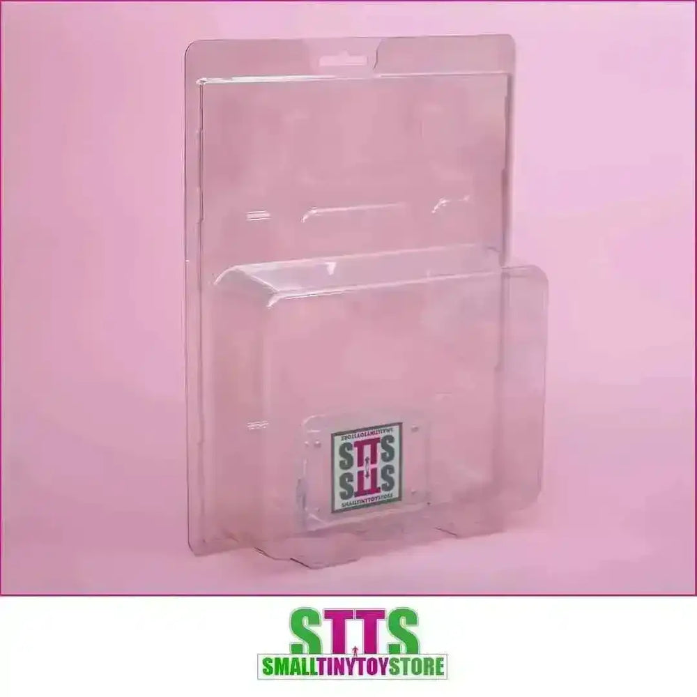 Klare Blister-Clamshells Verpackung für Sammlerfiguren von Smalltinytoystore, vor rosa Hintergrund.