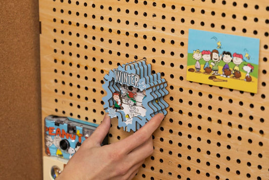 Die Peanuts Puremind Modellbausatz Wooden Theater Winter Wonderland - Smalltinytoystore