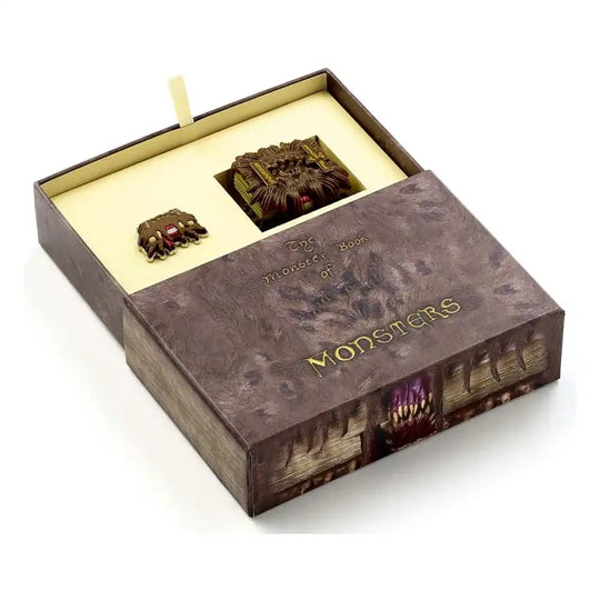 Harry Potter: Monster Book Schlüsselanhänger und Ansteckpin Geschenkset - Smalltinytoystore