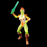 Masters of the Universe Snake Teela Origins Actionfigur mit grünem Schwert vor schwarzem Hintergrund