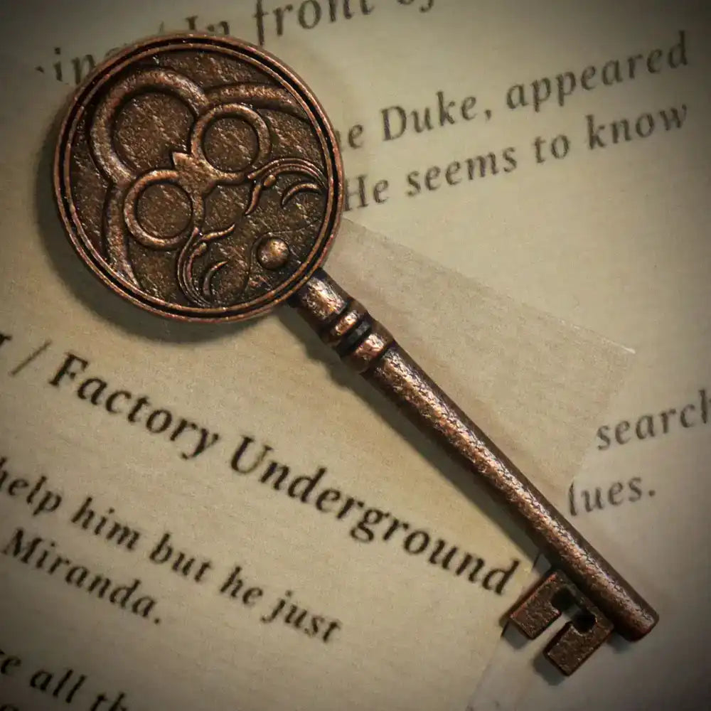 Resident Evil VIII Replik 1/1 Insignia key Limited Edition - Smalltinytoystore
