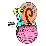 SpongeBob Schwammkopf Ansteck-Pin Gary Yarn Spinning 5 cm - Smalltinytoystore