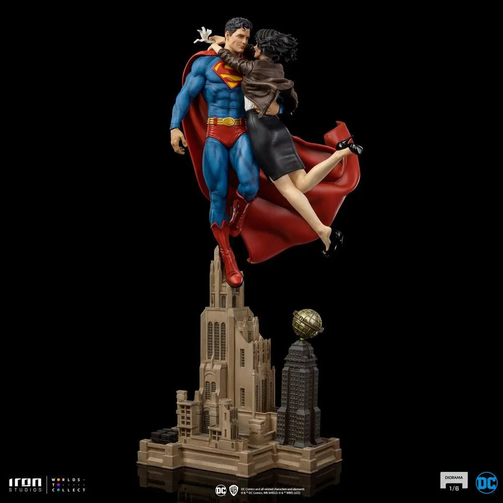 DC Comics Diorama 1/6 Superman & Lois 57 cm - Smalltinytoystore