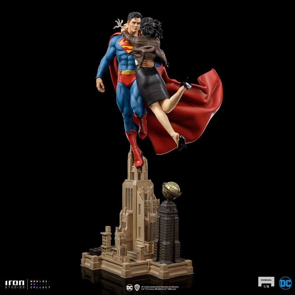 DC Comics Diorama 1/6 Superman & Lois 57 cm - Smalltinytoystore