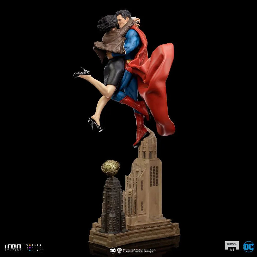 DC Comics Diorama 1/6 Superman & Lois 57 cm - Smalltinytoystore