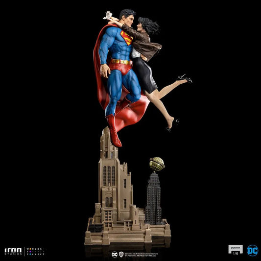 DC Comics Diorama 1/6 Superman & Lois 57 cm - Smalltinytoystore