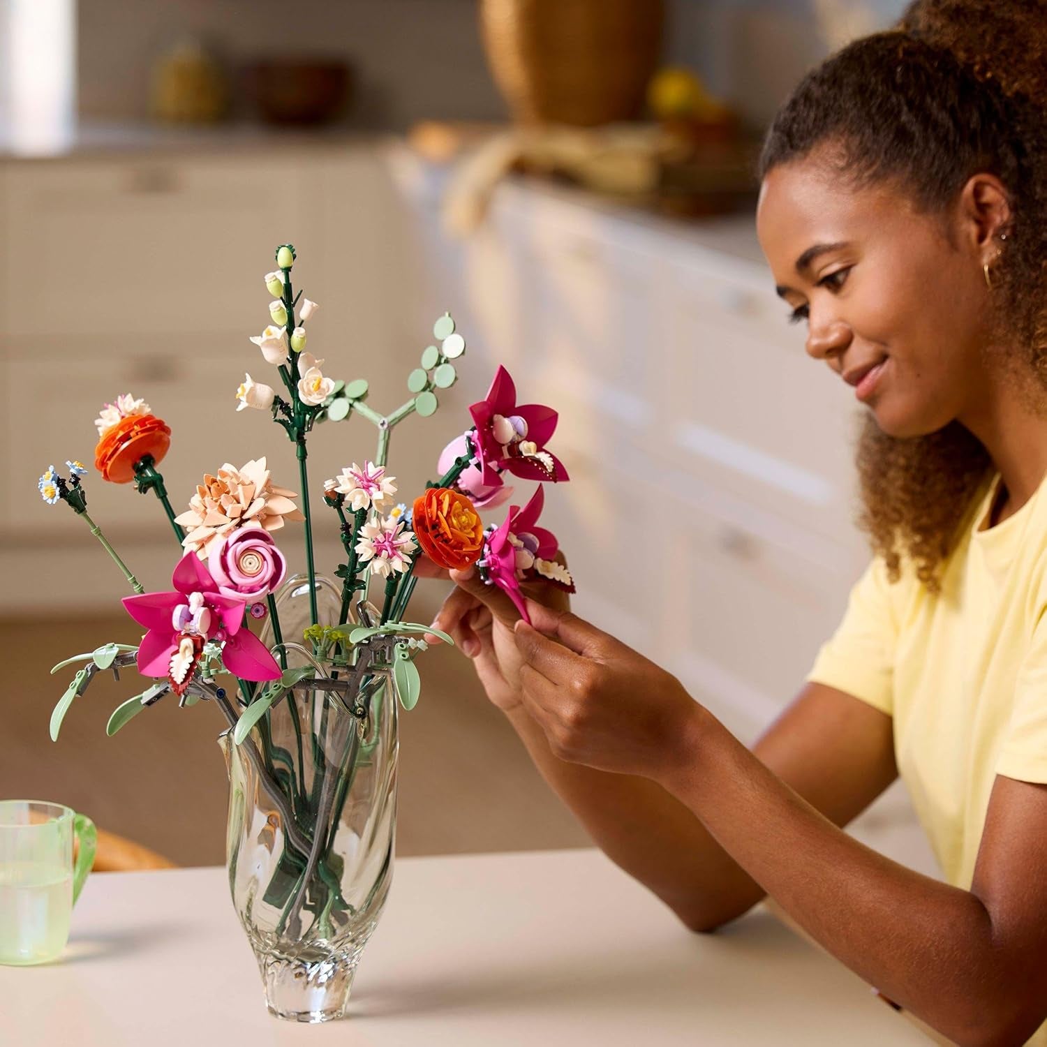 LEGO Botanicals Schöner Rosafarbener Blumenstrauß - Blumendeko - Bauset Für Erwachsene - Dekorative Gänseblümchen, Kornblumen, Rosen Und Holunderblüten Zum Ausstellen - Bürodekoration 10342