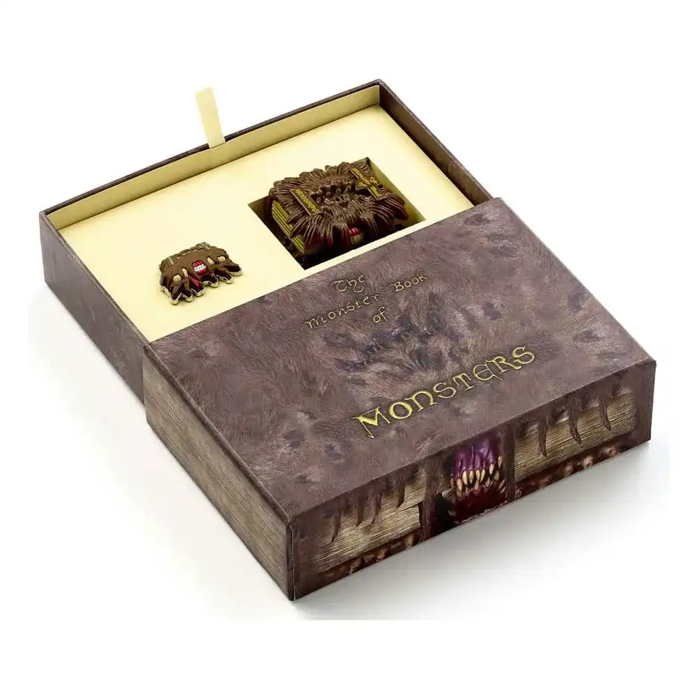 Harry Potter: Monster Book Schlüsselanhänger und Ansteckpin Geschenkset - Smalltinytoystore