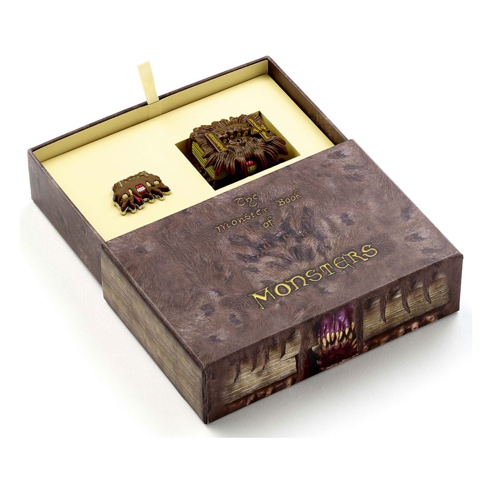 Harry Potter: Monster Book Schlüsselanhänger und Ansteckpin Geschenkset - Smalltinytoystore