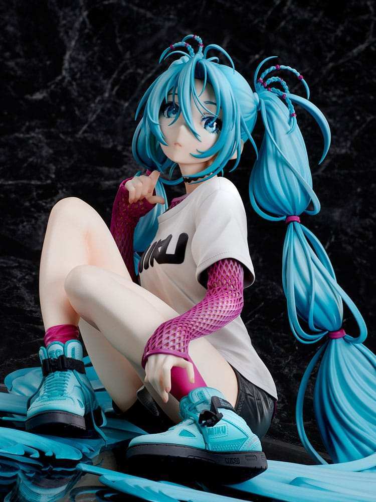 Hatsune Miku Statue 1/4 Yoneyama Mai The Latest Street Style "Cute" Limited Edition 17 cm - Smalltinytoystore