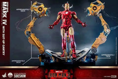 Iron Man 2 1/4 Iron Man Mark IV mit Suit-Up Gantry 49 cm HOT TOYS - Smalltinytoystore