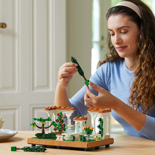 LEGO® 10359 Springbrunnengarten - Smalltinytoystore
