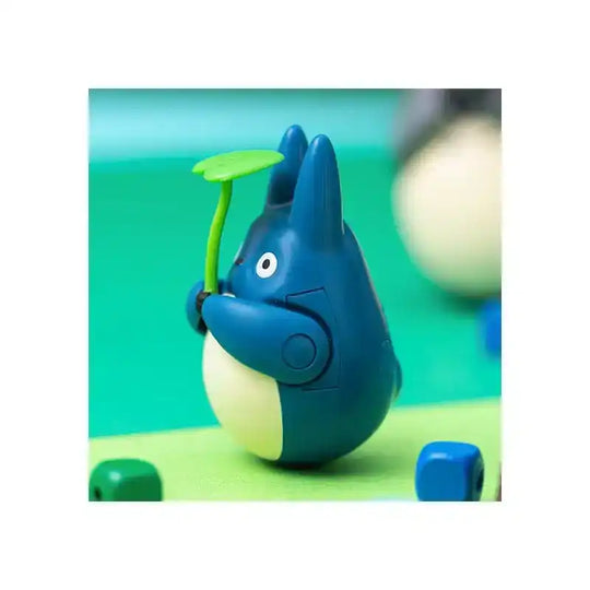 Mein Nachbar Totoro Figur mit rundem Boden Mid Totoro with leaf 6 cm - Smalltinytoystore