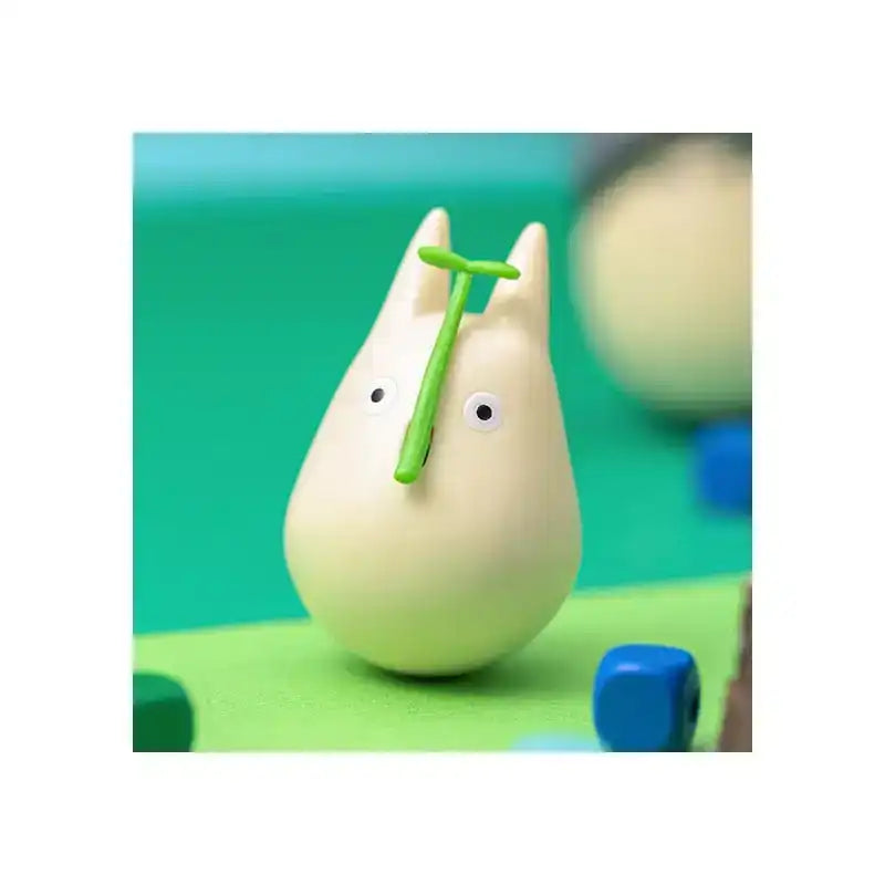 Mein Nachbar Totoro Figur mit rundem Boden Small Totoro with leaf 5 cm - Smalltinytoystore