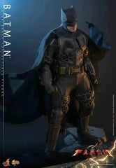 The Flash Movie Masterpiece mit Fahrzeug 1/6 Batman & Batcycle Set 30 cm HOT TOYS - Smalltinytoystore
