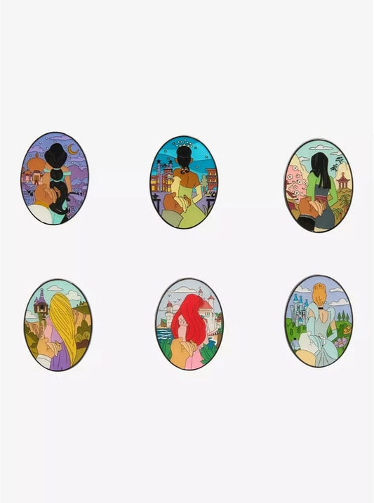 Disney Princess by Loungefly Ansteck-Pins Blind Box Back holding Hand Display (12)