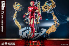 Iron Man 2 1/4 Iron Man Mark IV mit Suit-Up Gantry 49 cm  HOT TOYS