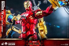 Iron Man 2 1/4 Iron Man Mark IV mit Suit-Up Gantry 49 cm  HOT TOYS