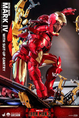 Iron Man 2 1/4 Iron Man Mark IV mit Suit-Up Gantry 49 cm  HOT TOYS