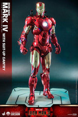 Iron Man 2 1/4 Iron Man Mark IV mit Suit-Up Gantry 49 cm  HOT TOYS