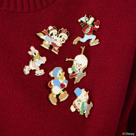 Mickey & Friends by Loungefly Ansteck-Pins Winter Activities Blind Display (12)