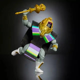 Masters of the Universe Actionfigur, Roboto, mit goldenem Helm und Zepter auf schwarzem Hintergrund