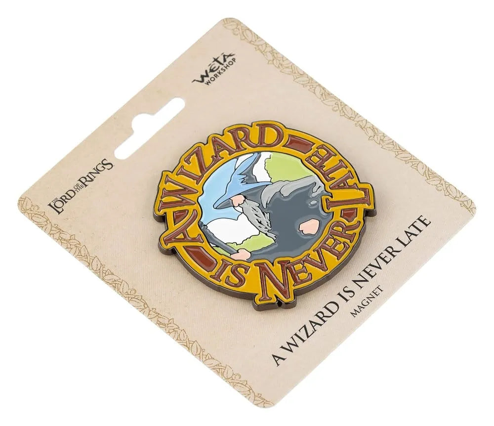 Herr der Ringe Magnet A Wizard Is Never Late (Enamel) 7 cm