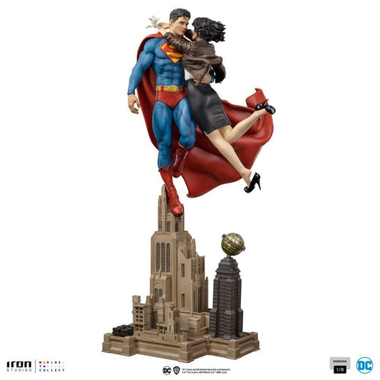 DC Comics Diorama 1/6 Superman & Lois 57 cm - Smalltinytoystore